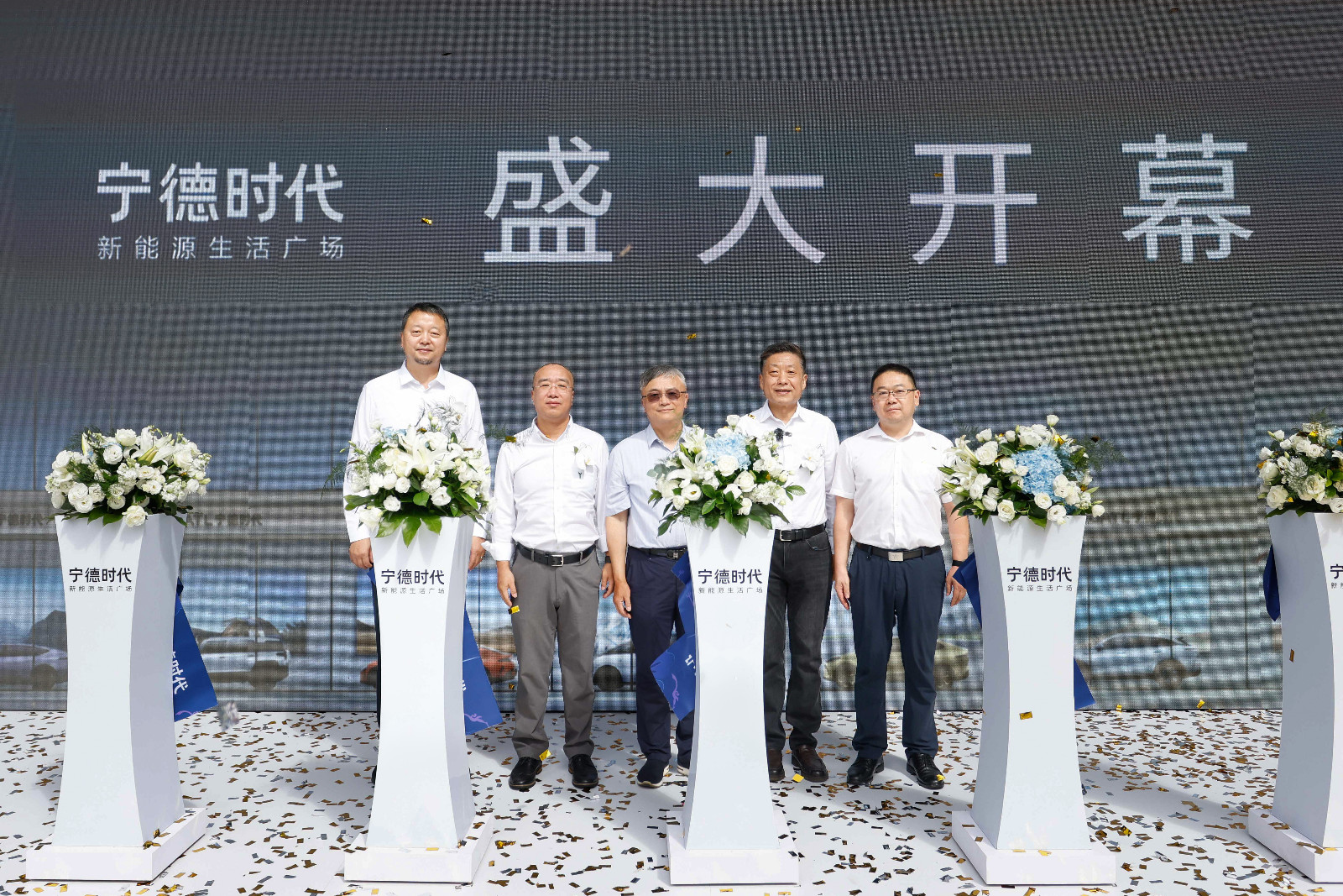 图2-开幕典礼剪彩，，从左至右顺次为UPAY钱包官方网站时期企业策动部部长 曲涛，，UPAY钱包官方网站时期市场系统联席总裁 韩伟，，UPAY钱包官方网站时期副董事长 李平，，UPAY钱包官方网站时期市场部总经理 罗坚，，成都市青白江区经开建发公司.jpeg
