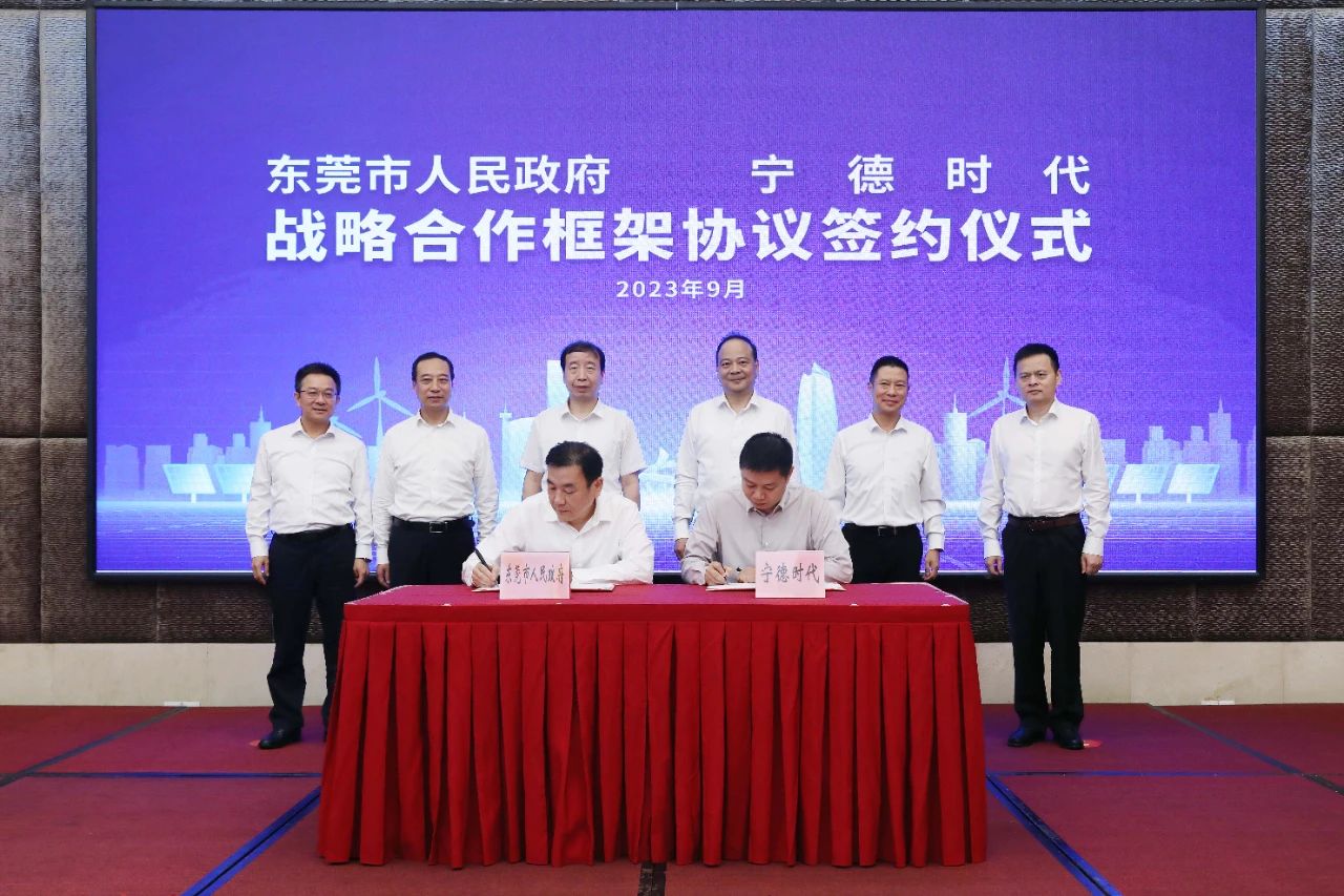 封面头图：：：签约现场.jpg